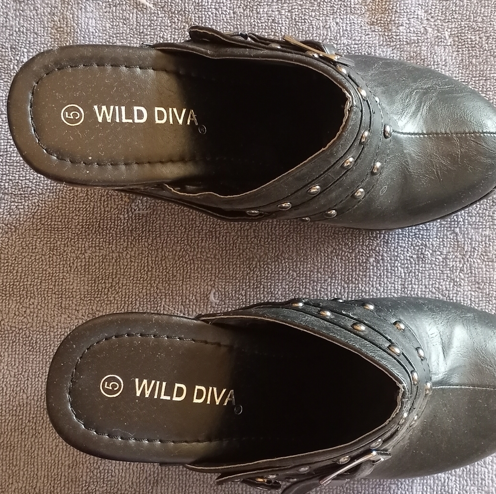 Wild Diva size 5 platform clogs